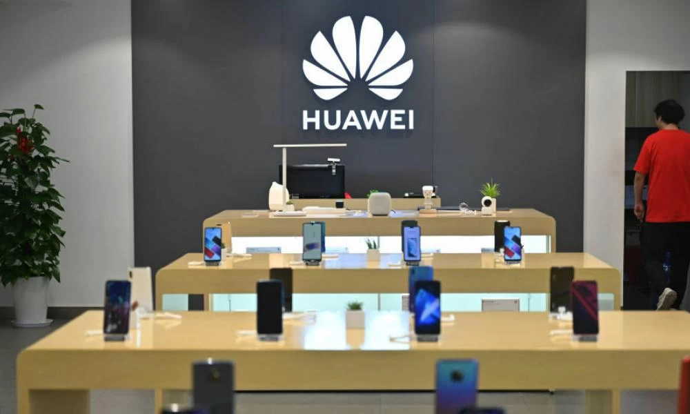 Η Βρετανία ετοιμάζεται να αποκλείσει τη Huawei από το δίκτυο 5G